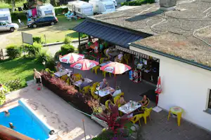 Camping Gottardo - Pool und Imbiss auf dem Campingplatz
