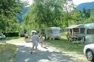 Camping Gottardo - Wohnwagen- und Zeltstellplatz zwischen Bäumen auf dem Campingplatz