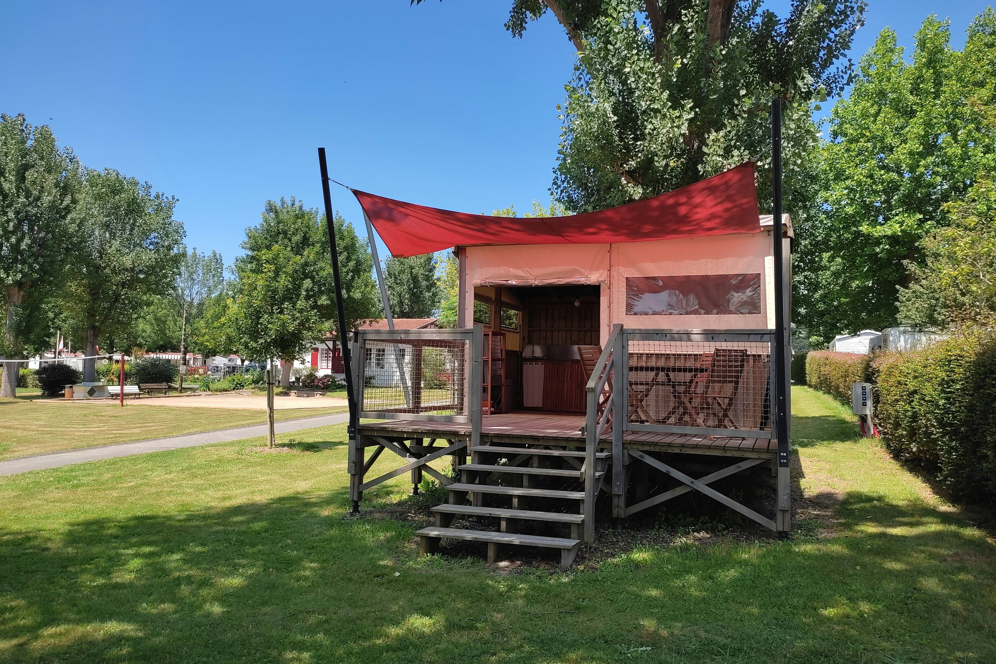 Camping Goyetchea  - Mobilheim mit Terrasse auf dem Campingplatz