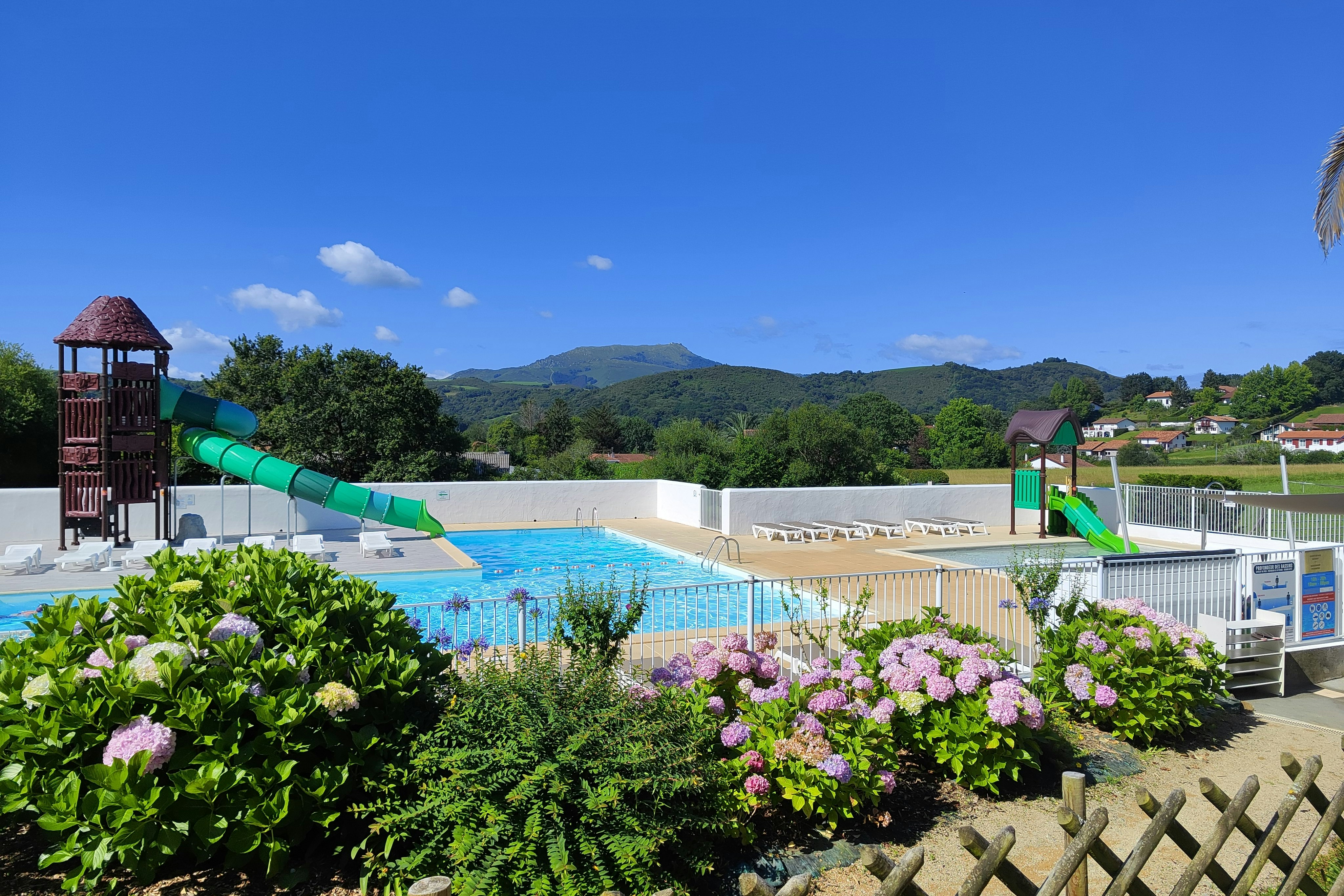 Camping Goyetchea - Blick auf das Freibad mit Rutsche und Kinderbecken