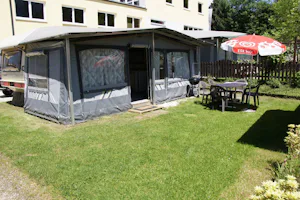 Camping Grabner - Wohnwagen mit Vorzelt auf einem Stellplatz