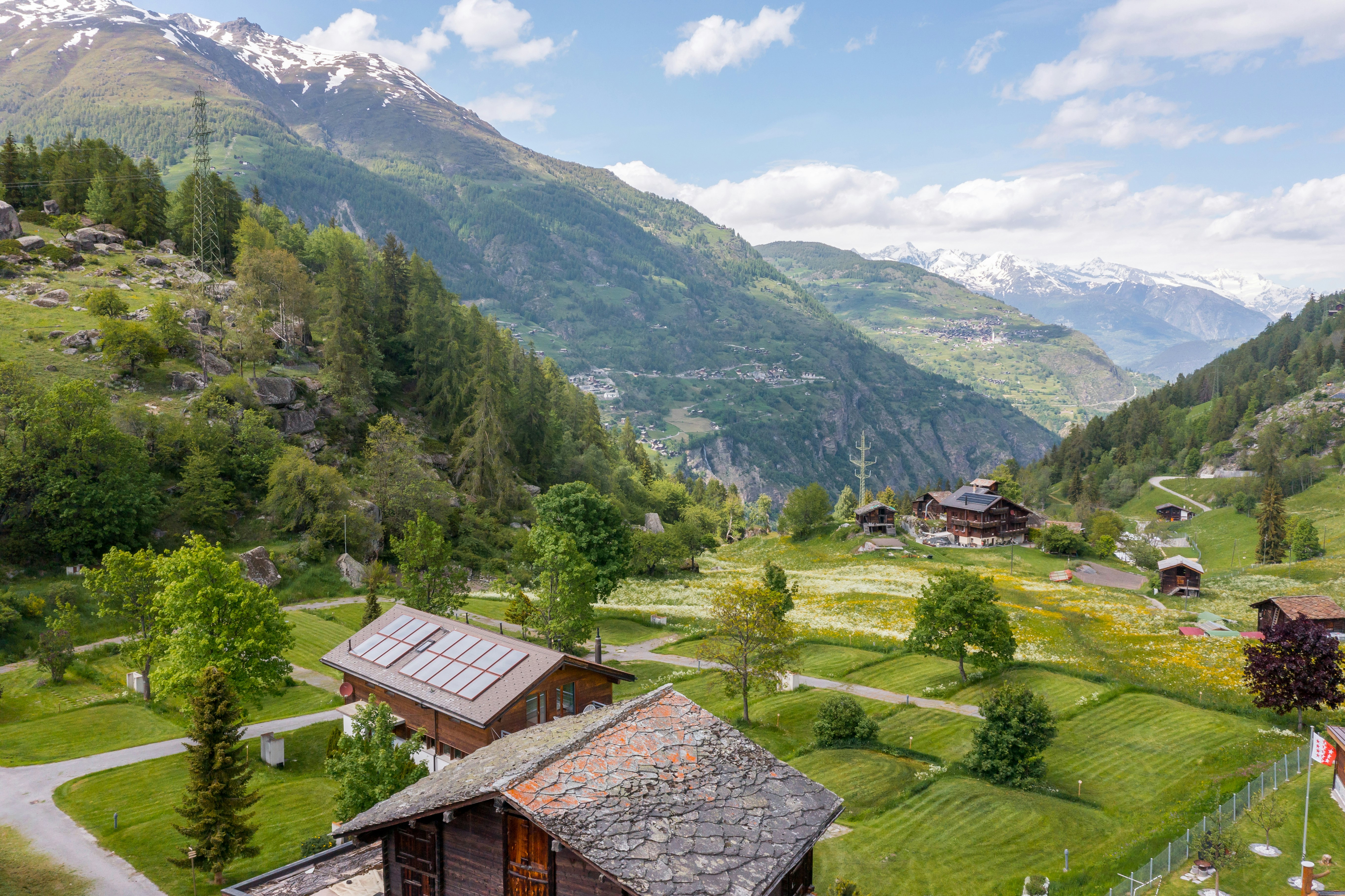 Camping Grächbiel  - Luftaufnahme des Campingplatzes mit Bergen im Hintergrund