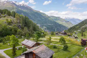 Camping Grächbiel - Luftaufnahme des Campingplatzes mit Bergen im Hintergrund