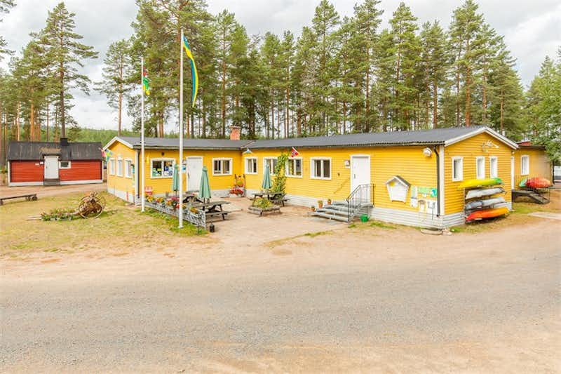 Camping Gräsmarksgården  -  Rezeption vom Campingplatz an Waldstück