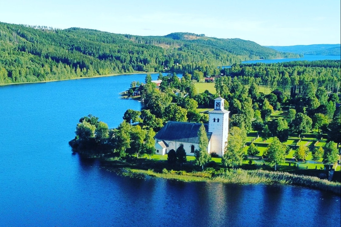 Naturcamping Lagom  Camping Gräsmarksgården  - Luftaufnahme des Campingplatzes am Wasser