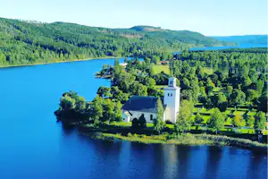 Naturcamping Lagom Camping Gräsmarksgården - Luftaufnahme des Campingplatzes am Wasser