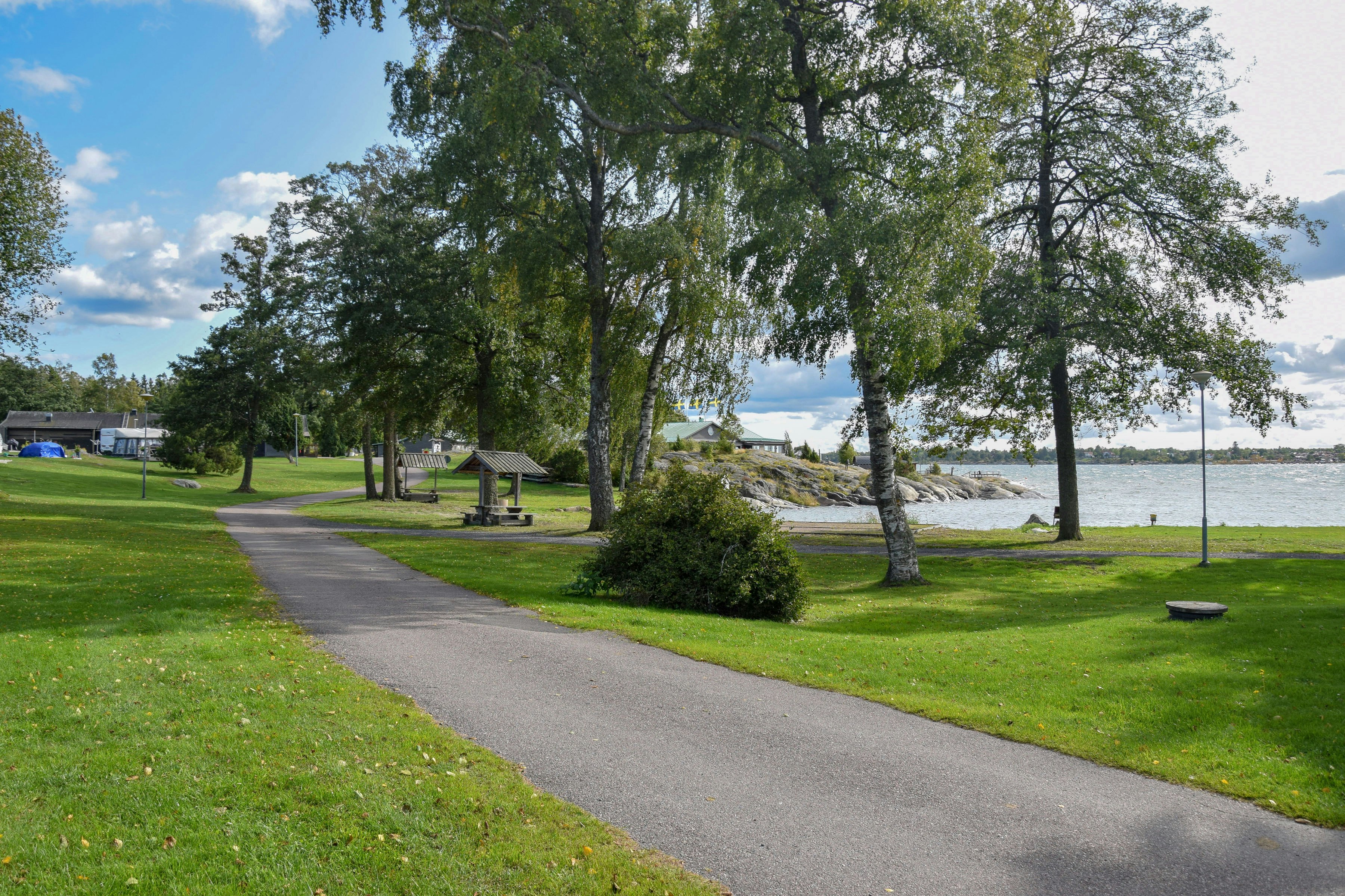 Camping Gräsöbaden - Straße - Wasserzugang