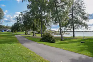 Camping Gräsöbaden - Straße - Wasserzugang