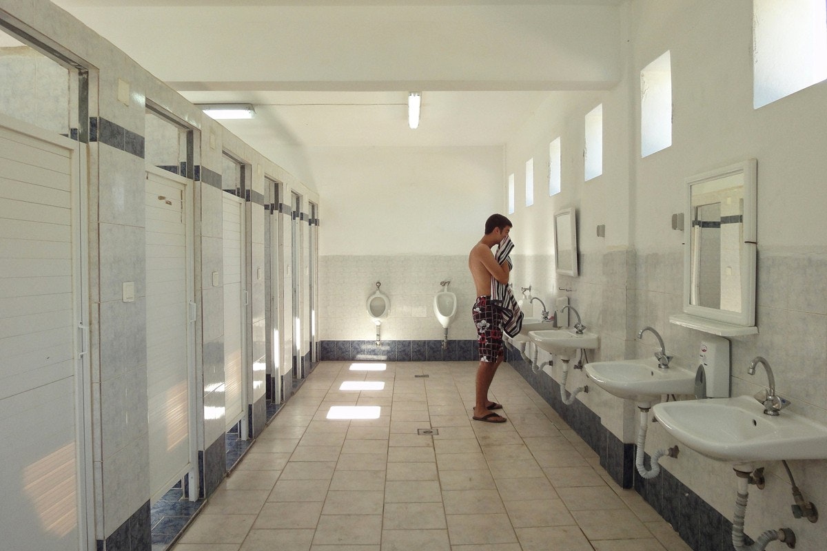 Camping Grammeno -  Sanitärbereich mit Duschkabinen und Waschbecken