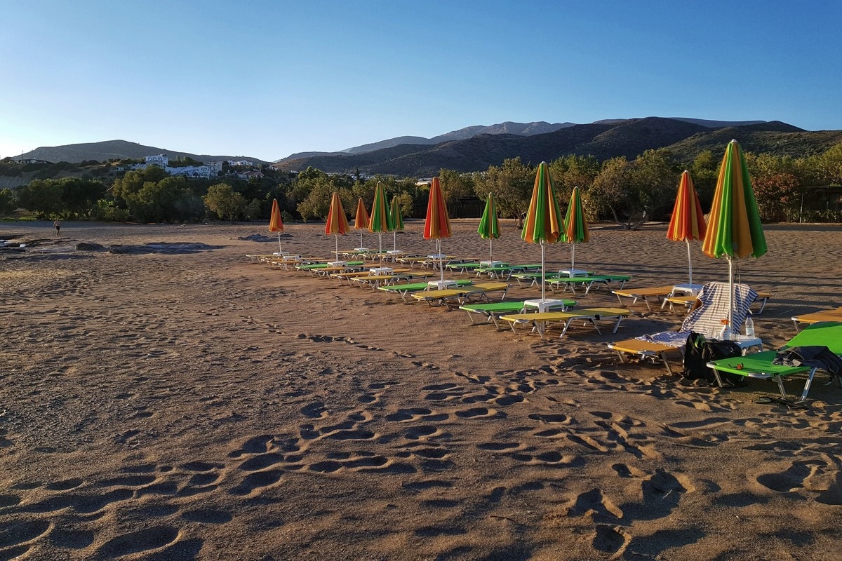 Camping Grammeno - Strand Kretas mit Strandliegen und Sonnenschirmen