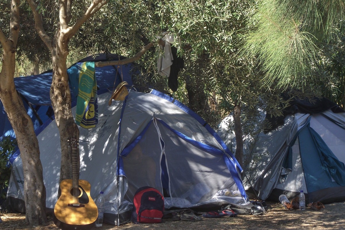 Camping Grammeno - Zeltstellplatz mit Zelt im Schatten zwischen Bäumen