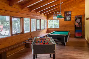 Camping Gran Bosco - Freizeitraum des Campingplatzes mit Tischkicker, Billardtisch und Dartsautomaten