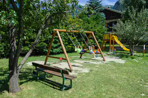 Camping Gran Bosco - Kinderspielplatz mit Schaukeln und Rutsche
