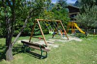 Camping Gran Bosco - Kinderspielplatz mit Schaukeln und Rutsche