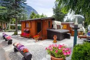 Camping Gran Bosco - Wohnwagen mit Vorbau aus Holz auf dem Campingplatz