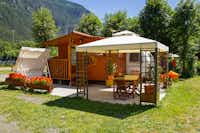 Camping Gran Bosco - Wohnwagen mit Vorbau aus Holz und Pavillon auf dem Campingplatz
