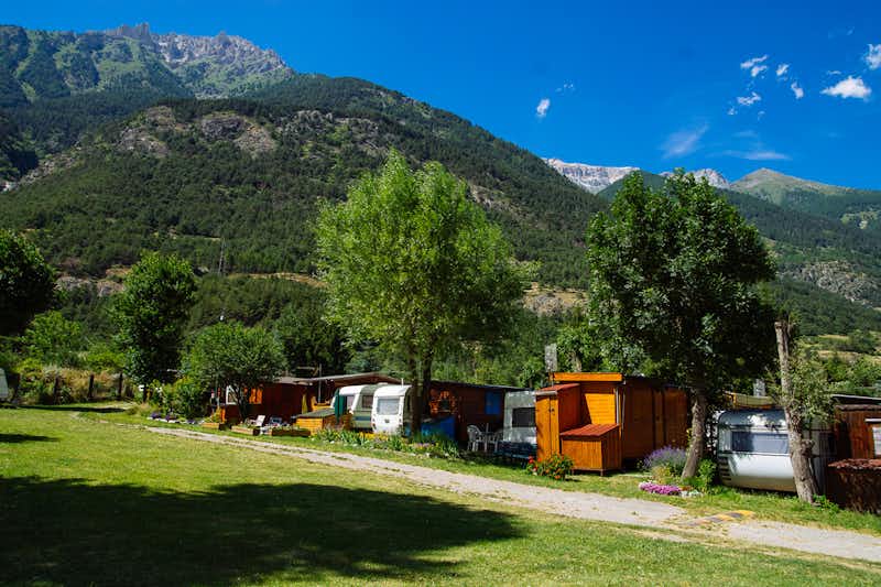 Camping Gran Bosco - Wohnwagen und Mobilheime auf dem Campingplatz mit Bergen im Hintergrund