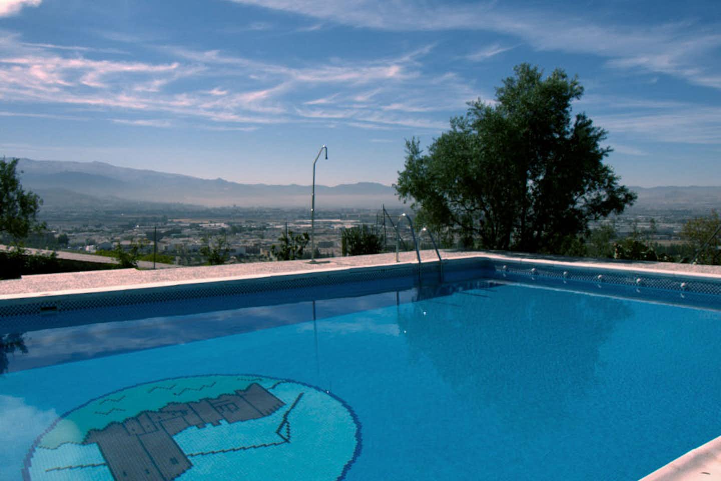 Camping Granada  - Blick vom Campingplatz mit Pool auf Granada und die umliegenden Berge