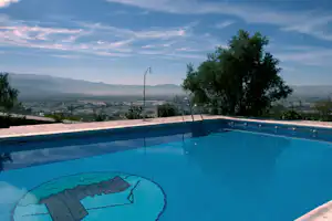 Camping Granada - Blick vom Campingplatz mit Pool auf Granada und die umliegenden Berge