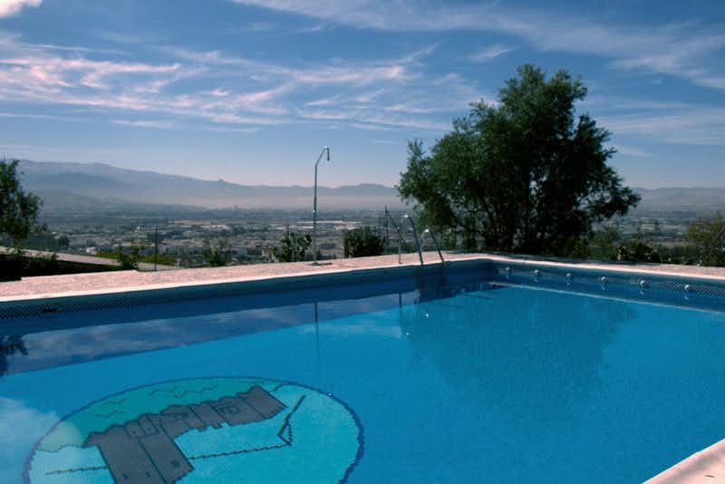 Camping Granada  - Blick vom Campingplatz mit Pool auf Granada und die umliegenden Berge