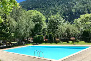 Camping Grand Combin - Pool vom Campingplatz im Grünen