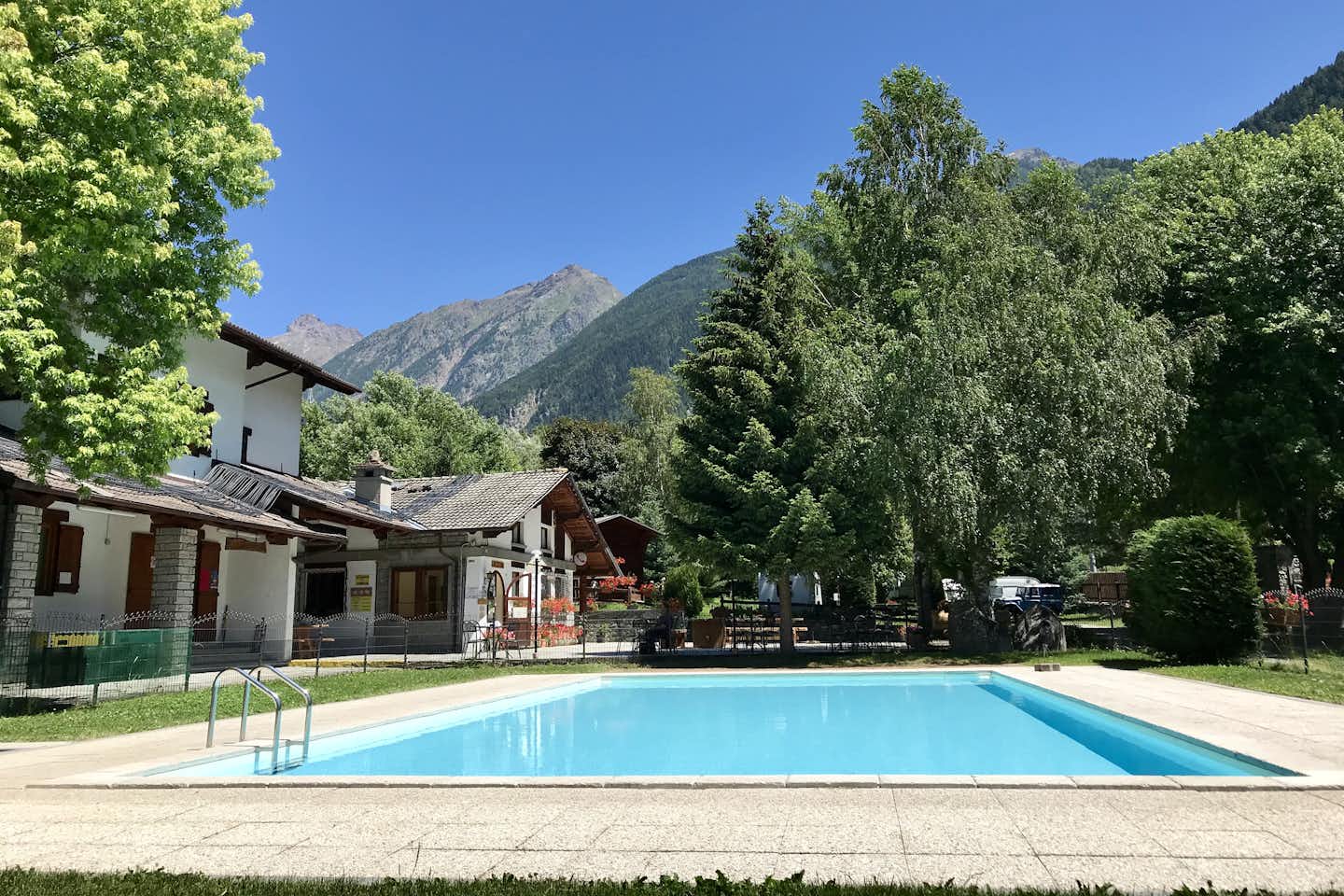 Camping Grand Combin  -  Poolbereich vom Campingplatz in den Alpen