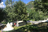 Camping Grand Combin  -  Wohnwagen- und Zeltstellplatz vom Campingplatz mit Blick auf die Alpen