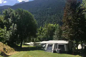 Camping Grand Combin - Wohnwagenstellplatz und Wohnmobilstellplatz vom Campingplatz zwischen Bäumen