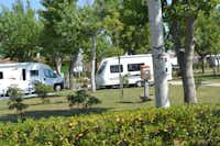 Camping Grande Italia -  Wohnwagenstellplätze im Grünen auf dem Campingplatz