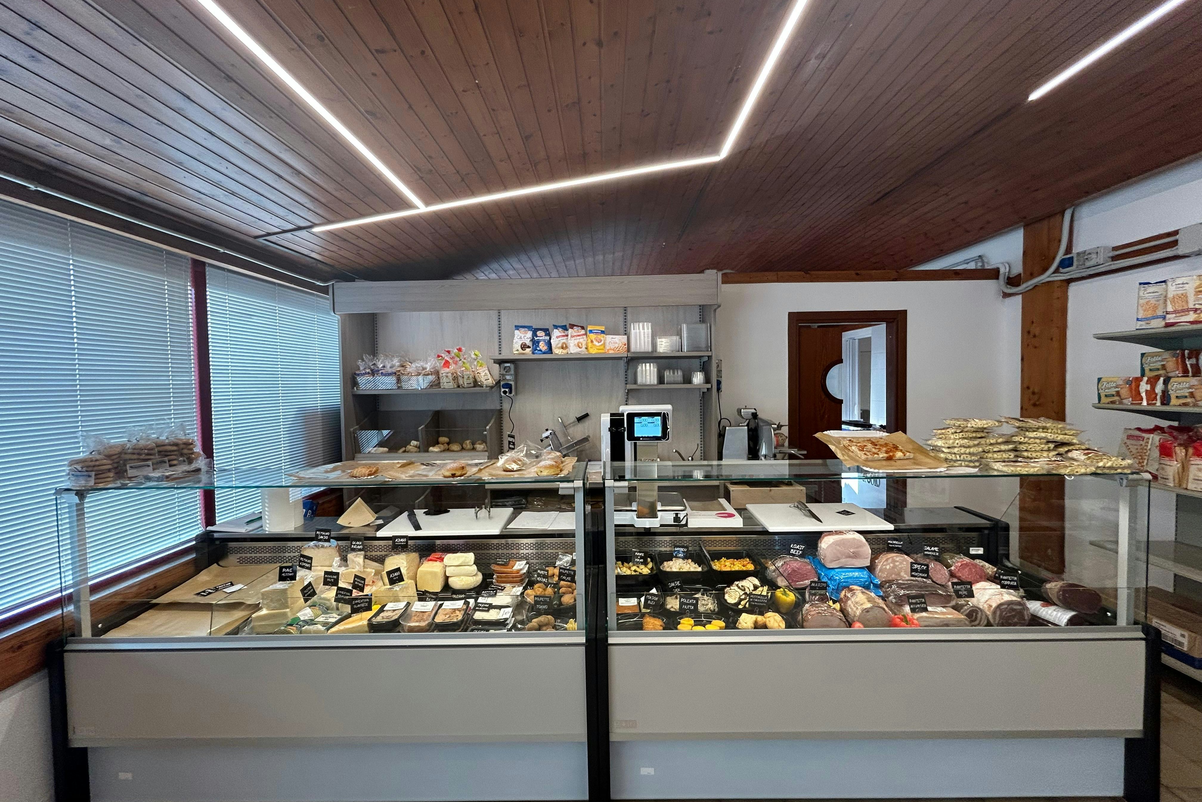 Camping Grande Italia - Lebensmittelangebot im Minimarkt des Campingplatzes