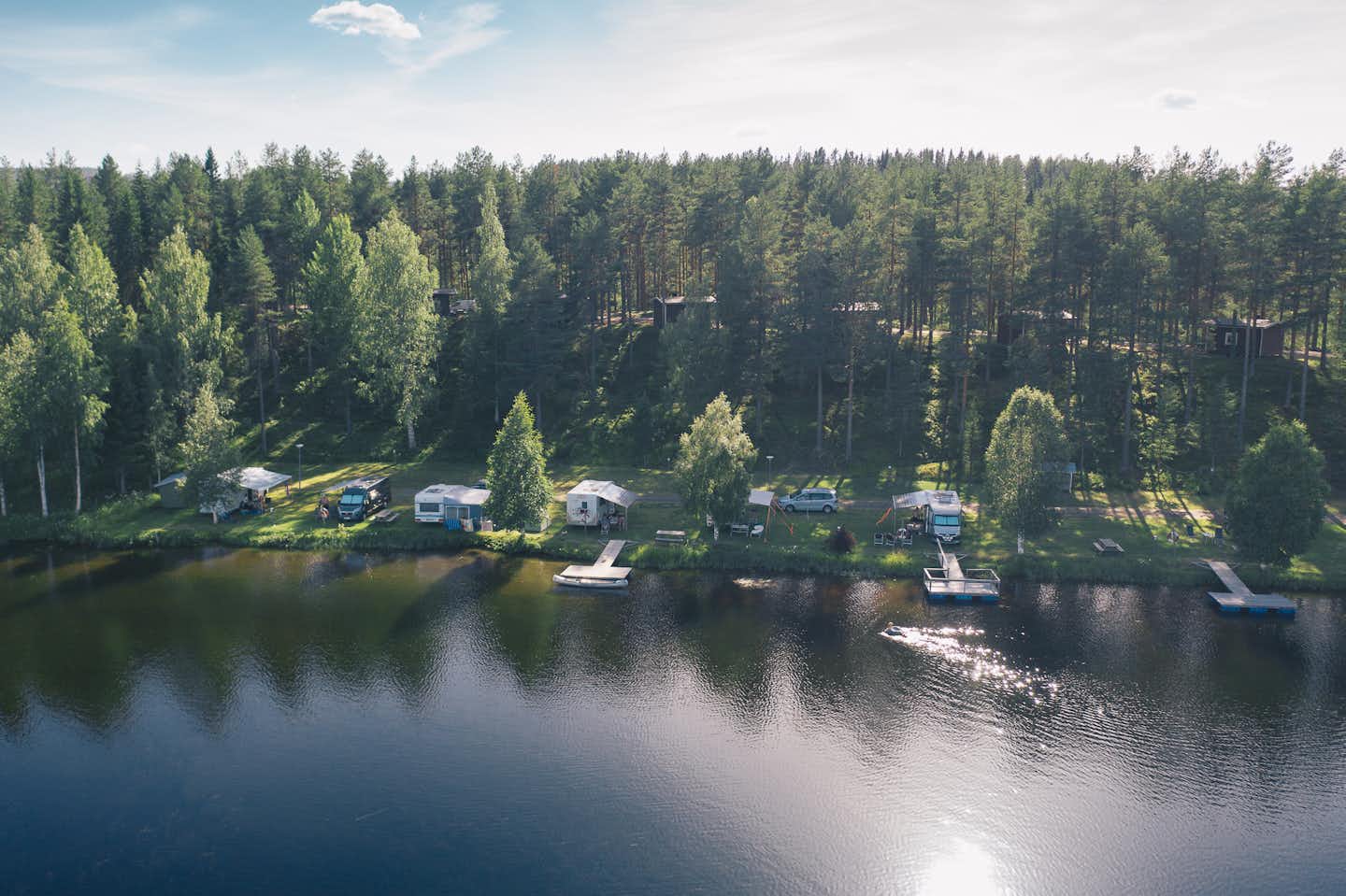 Granö Beckasin Nature Resort - Blick auf die Stellplätze am Wasser