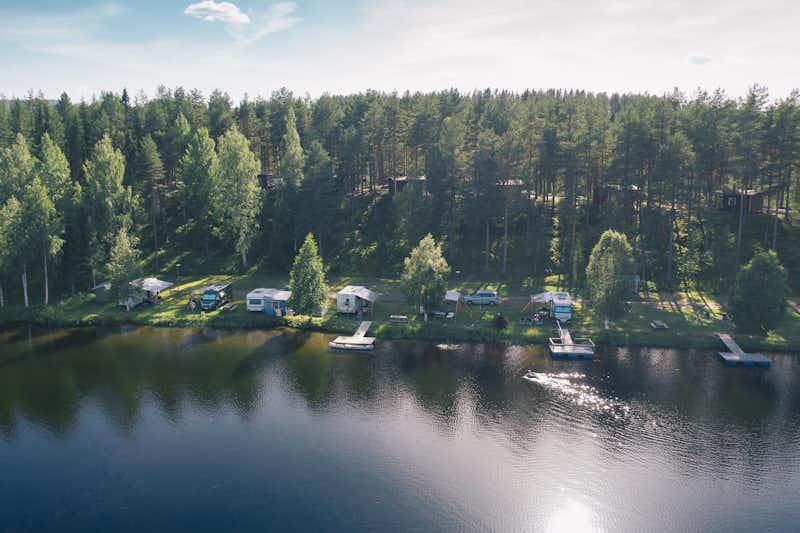 Granö Beckasin Nature Resort - Blick auf die Stellplätze am Wasser