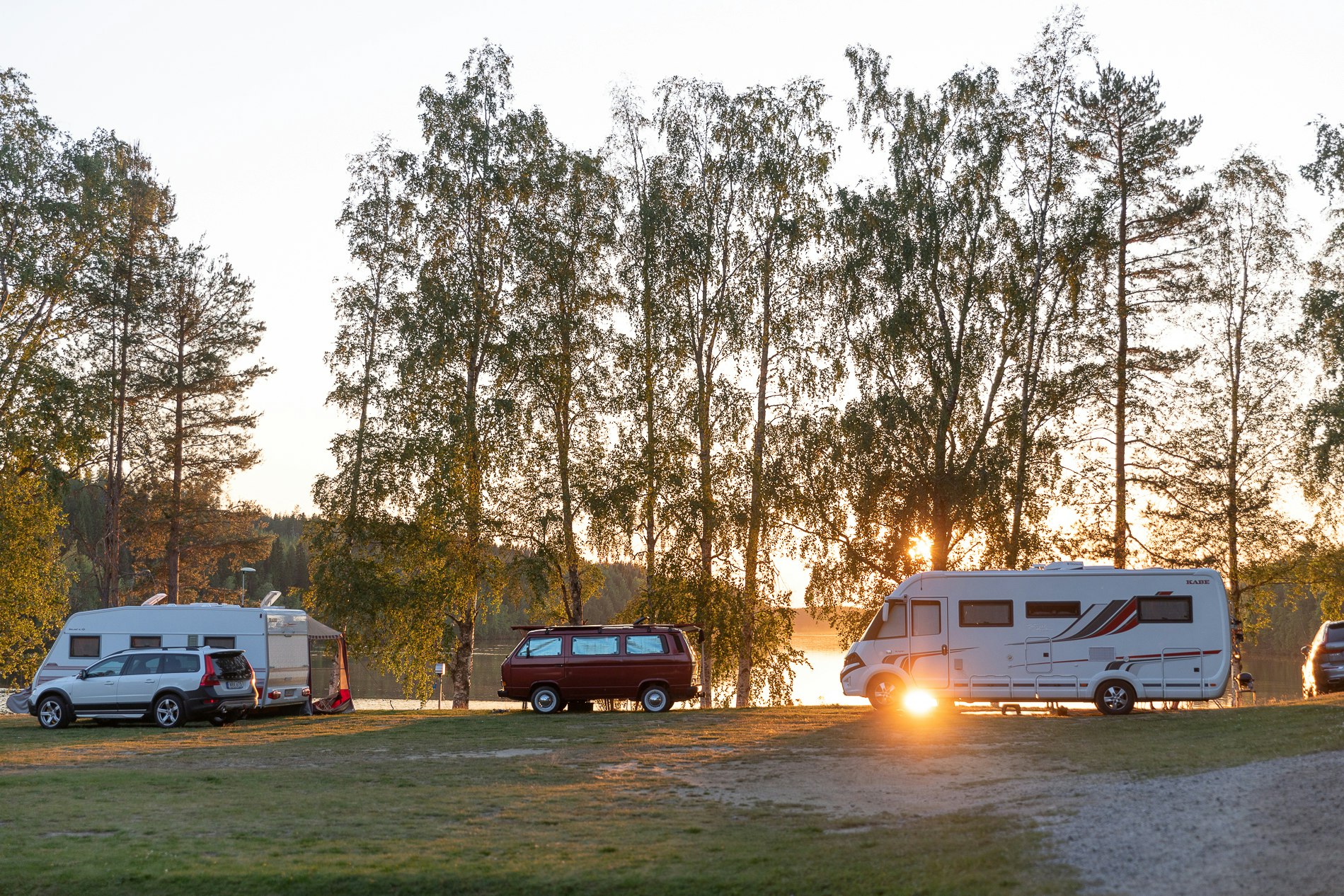Granö Beckasin Nature Resort - Blick auf die Stellplätze bei Sonnenuntergang