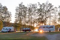 Granö Beckasin Nature Resort - Blick auf die Stellplätze bei Sonnenuntergang