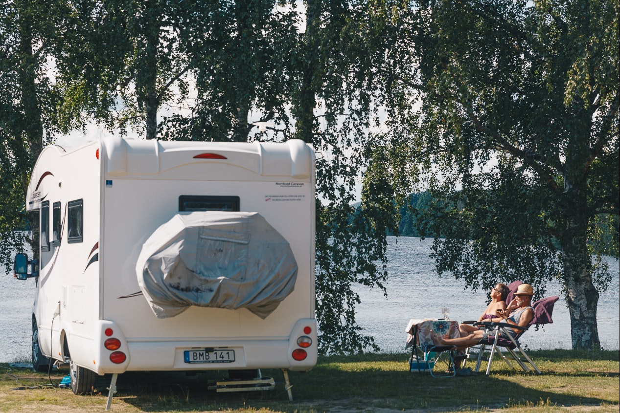 Granö Beckasin Nature Resort - Gäste entspannen auf ihrem Stellplatz