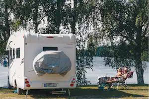 Granö Beckasin Nature Resort - Gäste entspannen auf ihrem Stellplatz