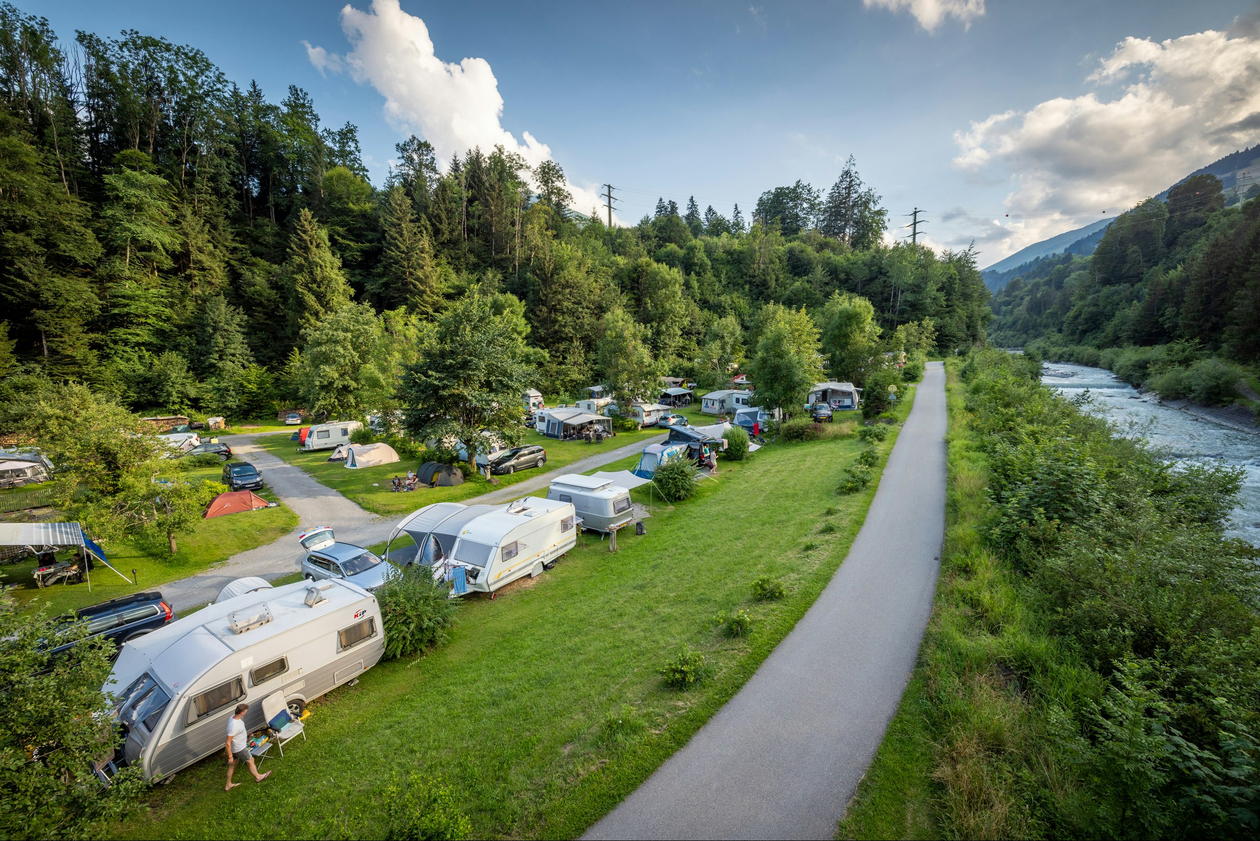 Camping Grassi  - Luftaufnahme des Campingplatzes umgeben von Wald