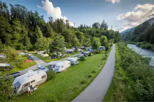 Camping Grassi - Luftaufnahme des Campingplatzes umgeben von Wald