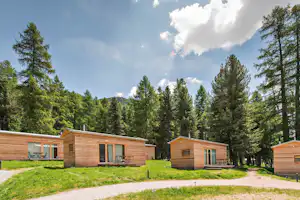 Camping Gravatscha - Mobilheime auf Rasen am Waldrand