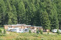 Camping Gravatscha  -  Mobilheime und Wohnwagenstellplätze am Waldrand auf dem Campingplatz