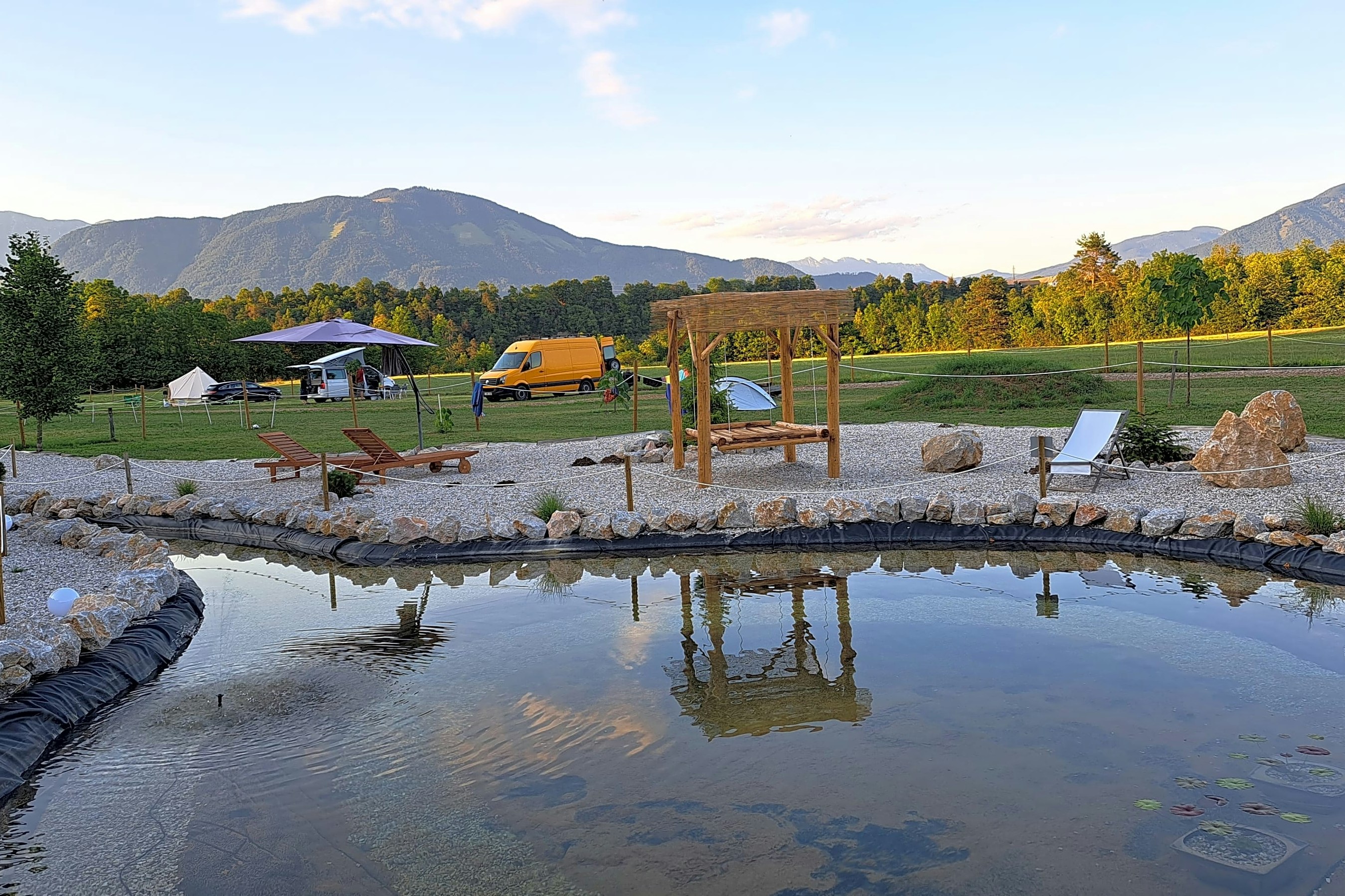 Camping Garden Park - Blick auf den Teich 