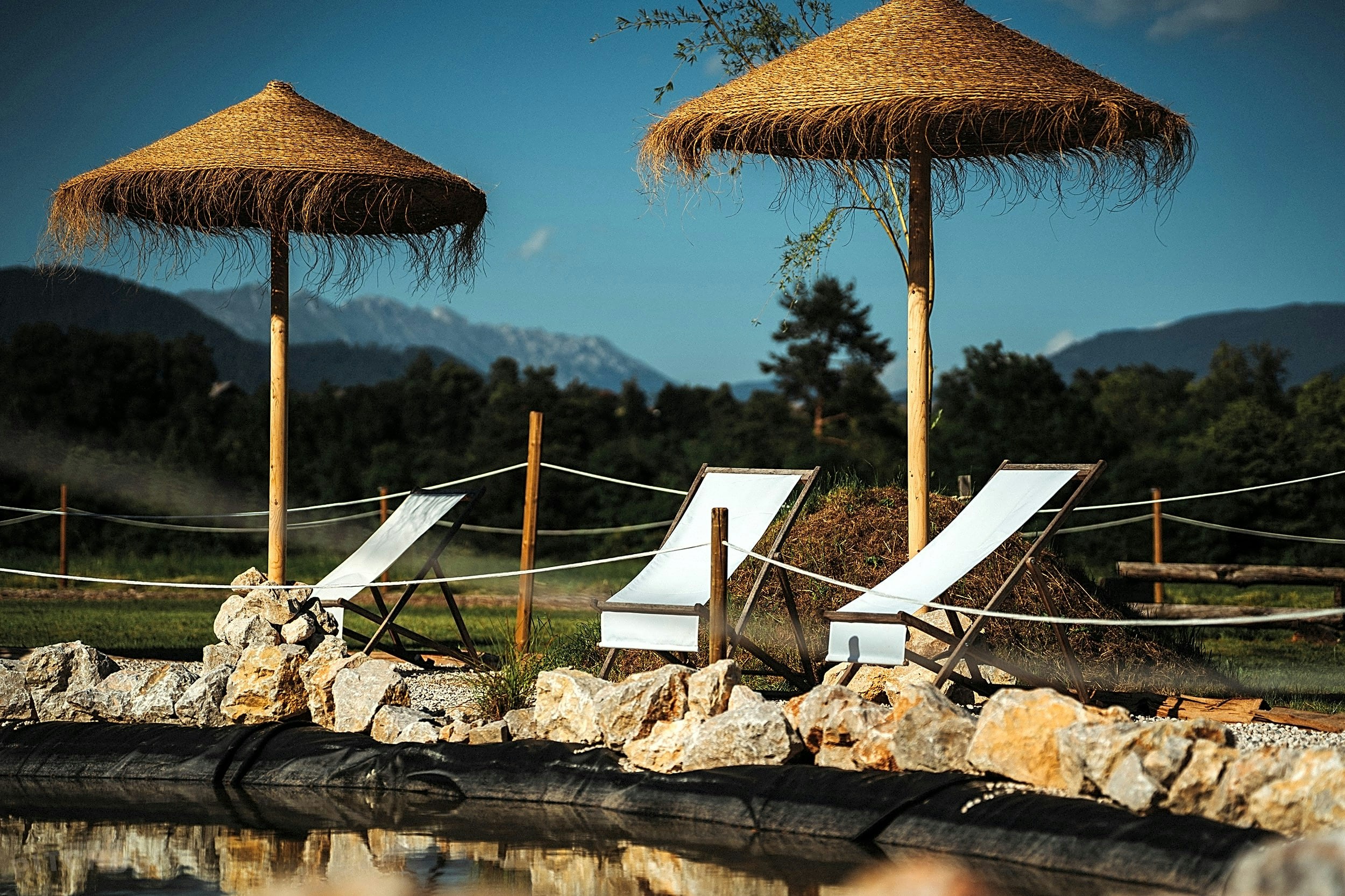 Camping Garden Park - Sonnenliegen am Teich des Campingplatzes