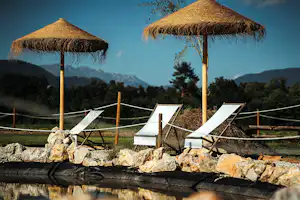 Camping Garden Park - Sonnenliegen am Teich des Campingplatzes