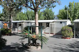 Camping Green Village - Mobilheime zwischen Bäumen auf dem Campingplatz