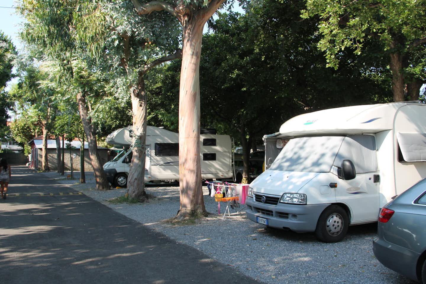 Camping Green Village  -  Wohnwagen- und Zeltstellplatz zwischen Bäumen auf dem Campingplatz