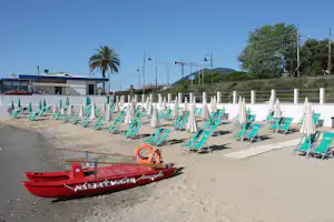 Camping Green Village - Rettungsboot am Strand in der Nähe des Campingplatzes
