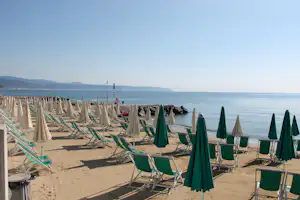 Camping Green Village - Strand mit Sonnenschirmen und Liegestühlen