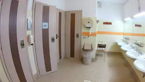 Camping Grigna Residence - Sanitärgebäude mit Waschbecken, Spiegel, Toiletten und Duschen