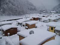 Camping Grigna Residence - Schneebedeckte Übernachtungsmöglichkeiten auf dem Campingplatz im Winter 