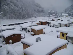Camping Grigna Residence - Schneebedeckte Übernachtungsmöglichkeiten auf dem Campingplatz im Winter